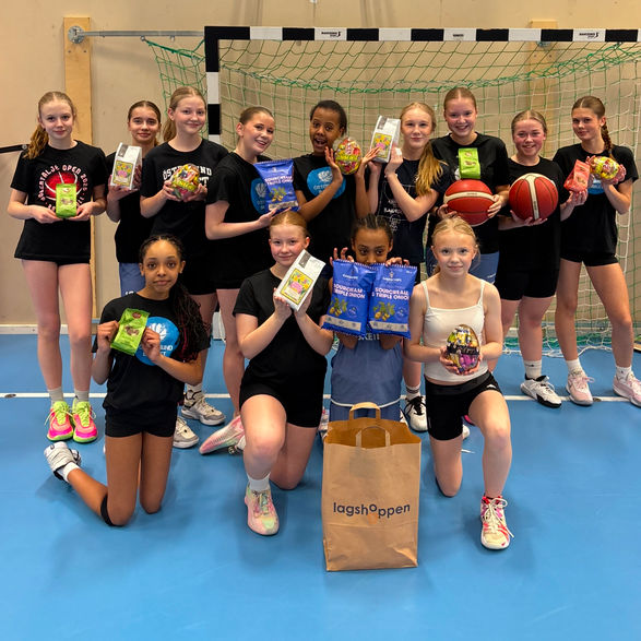 Östersund Basket Sparks med påskägg, godis, chips och kaffe