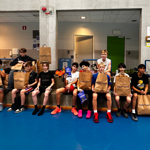 KFUM C4 Kings med produkter och påsar från Lagshoppen i en baskethall