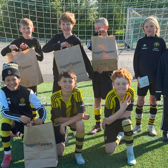 Fotbollslag från Kubikenborg med produkter från Lagshoppen