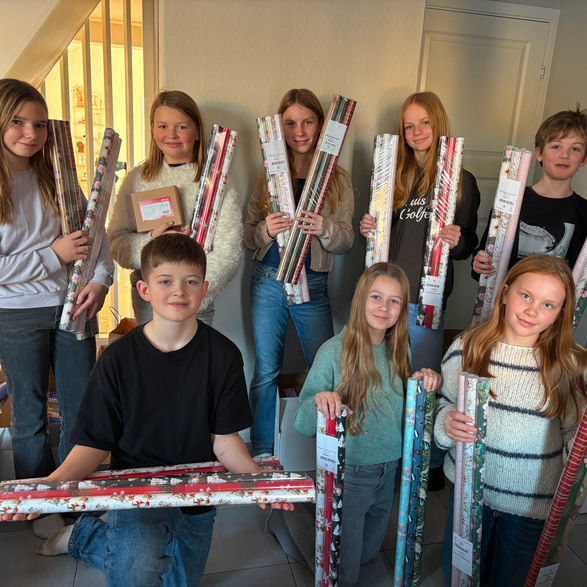 Klass från Funkaboskolan med julpapper från Lagshoppen
