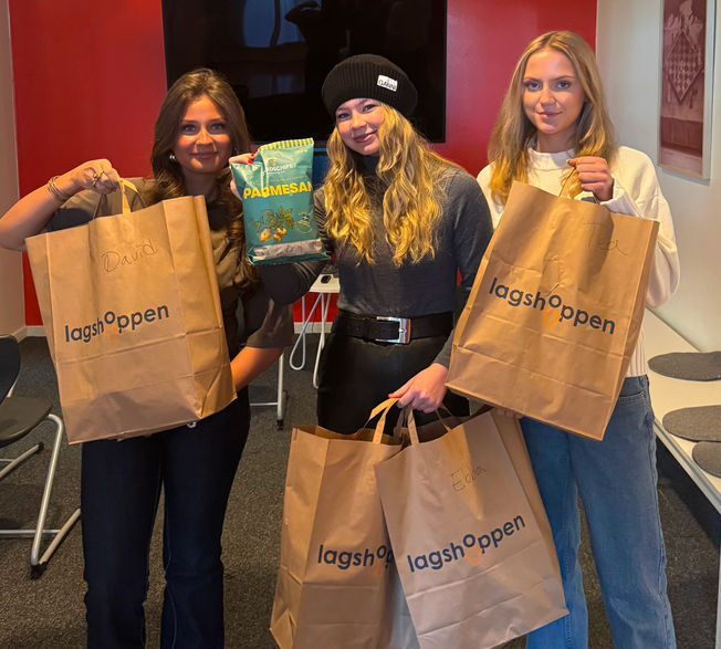 Klass från Fridagymnasiet med produkter och påsar från Lagshoppen