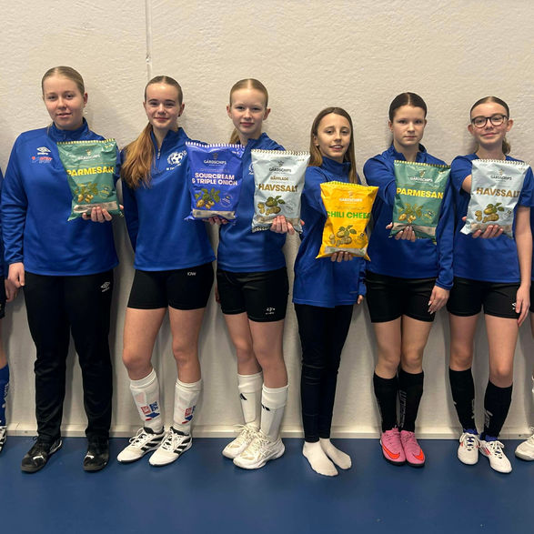 Kinnarp-Slutarps säljare med chipspåsar från Lagshoppen