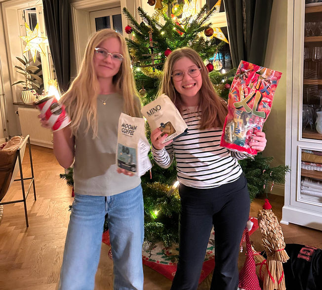 Glada tjejer som har tjänat pengar till klassen