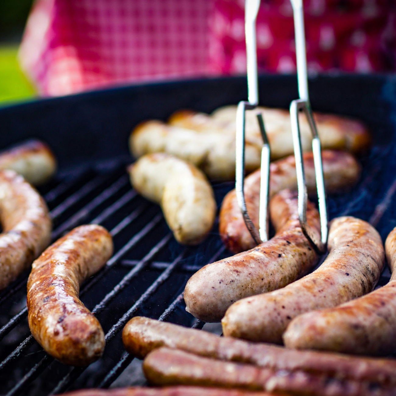 En klotgrill med flera olika typer av korvar som ni kan sälja med klassen eller laget