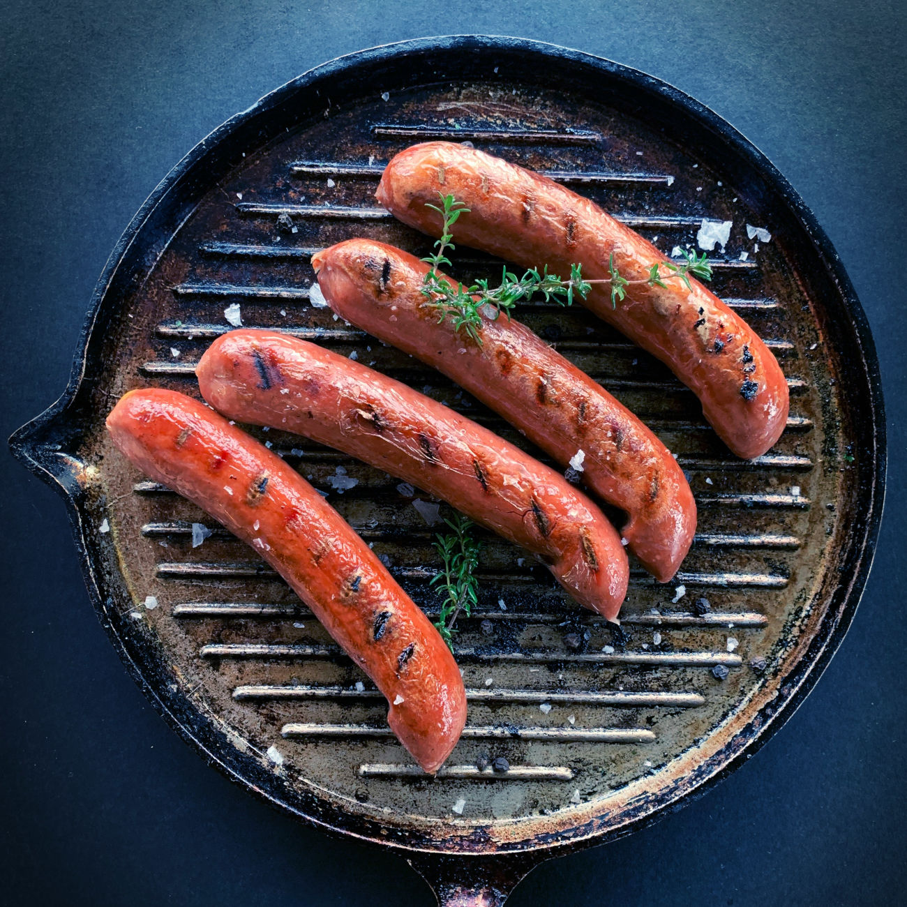 Fyra korvar i en stekpanna