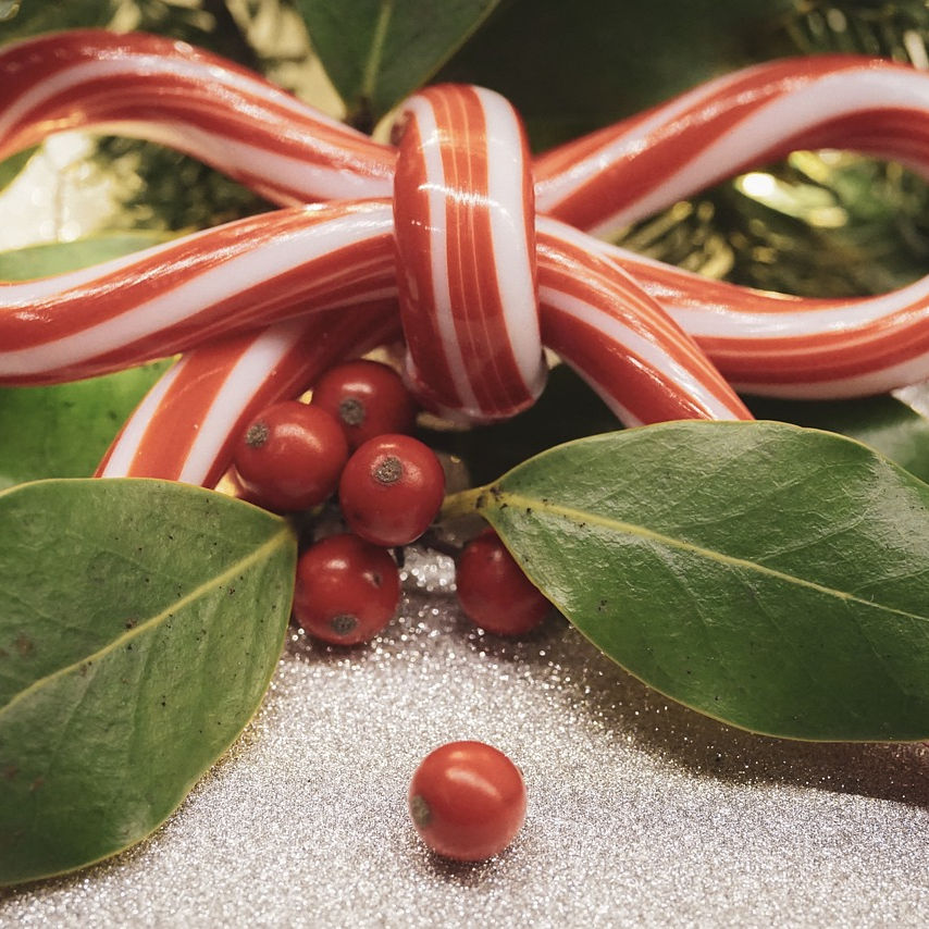 En handgjord polkagris-rosett som ger julkänsla