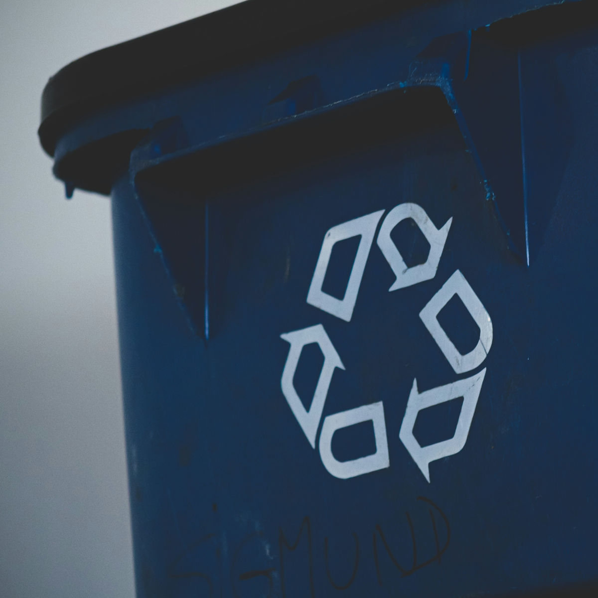 En soptunna med återvinningsmärket