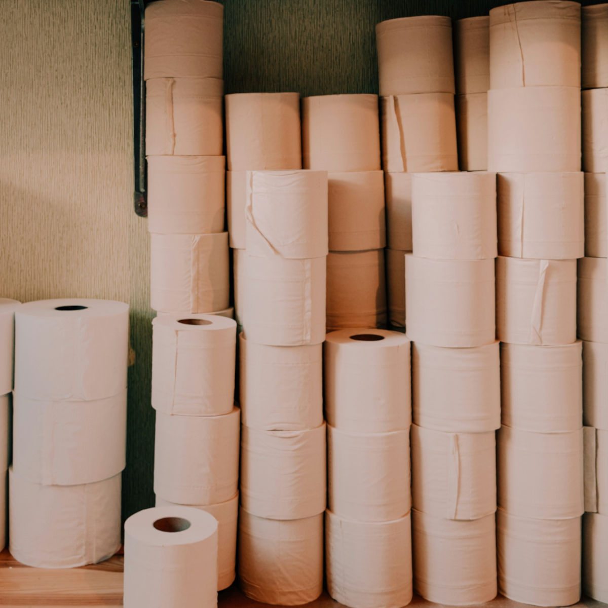 En hylla full med toapapper som symboliserar hur mycket plats det tar när man ska sälja toalettpapper med klassen eller laget